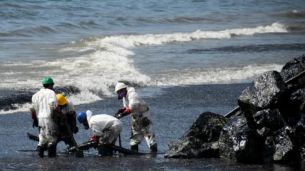OIL SPILL IN WESTOTIAN GUIANA | And More News