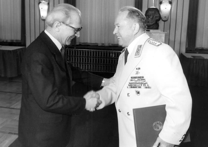 Sehr geehrter Herr Generalsekretär, Minister Mielke hat eine Uhr verliehen!